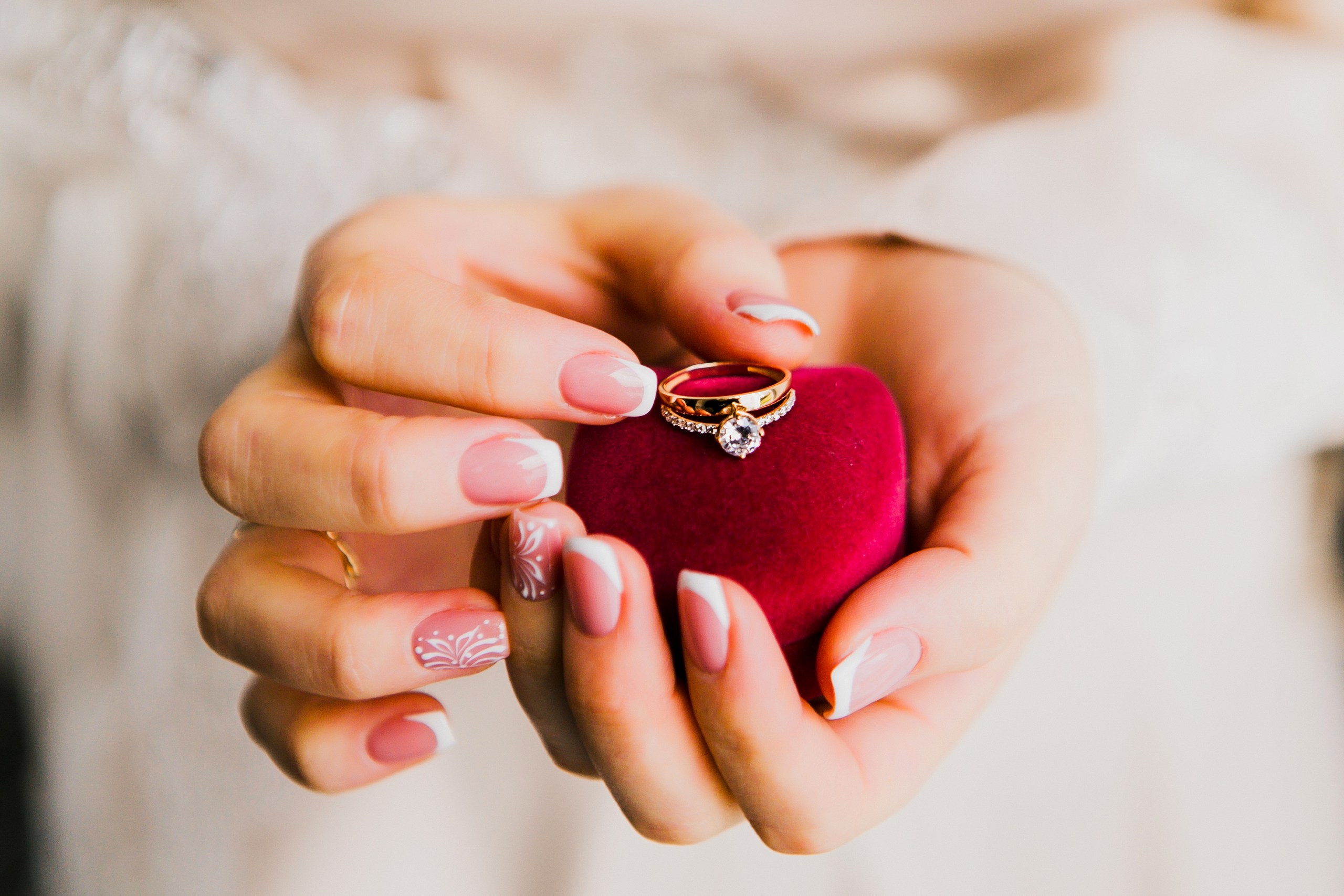 Какое кольцо дарят девушке. Кольцо подарок. Кольцо для предложения. Кольцо для предложения руки и сердца. Подарок кольцо девушке.