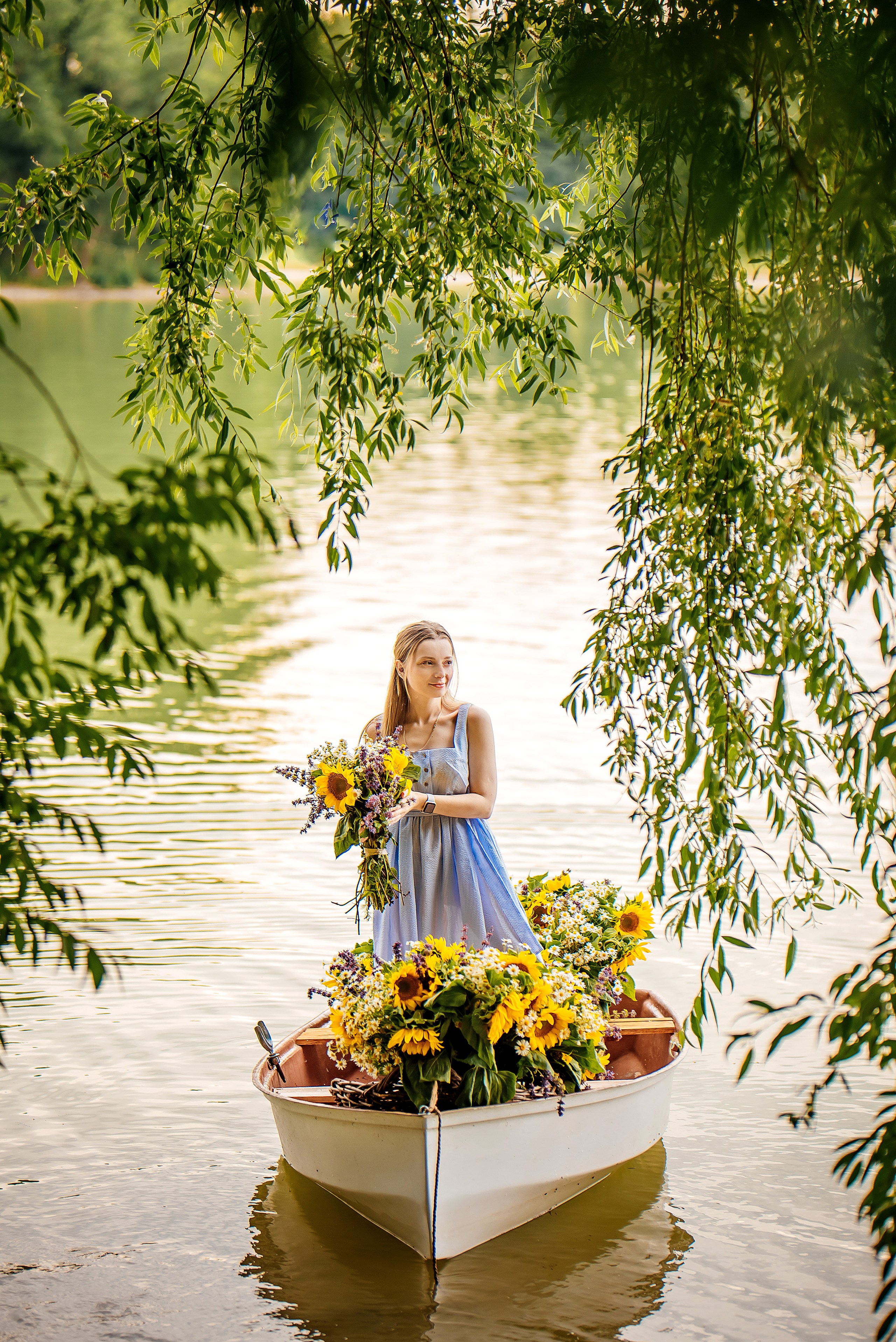 Цветочный пруд 22 глава. Лодка с цветами. Фотодень с цветами. Фотодень с тюльпанами. Женский фотодень с тюльпанами.