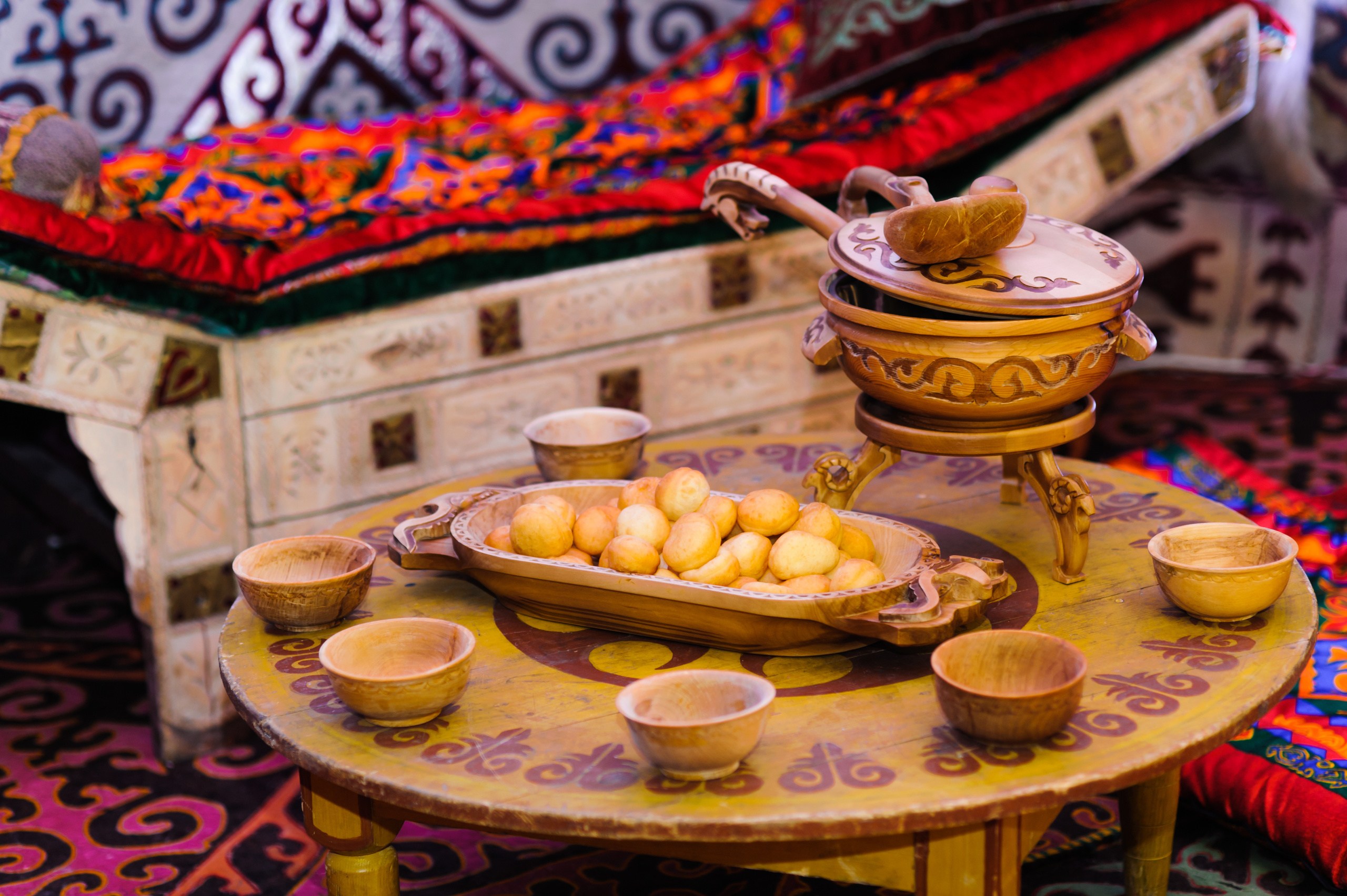 Казахская национальная посуда. Дастархан Узбекистан. Казахские национальные блюда это Наурыз коже. Казахский национальный стол. Казахский стол с едой.