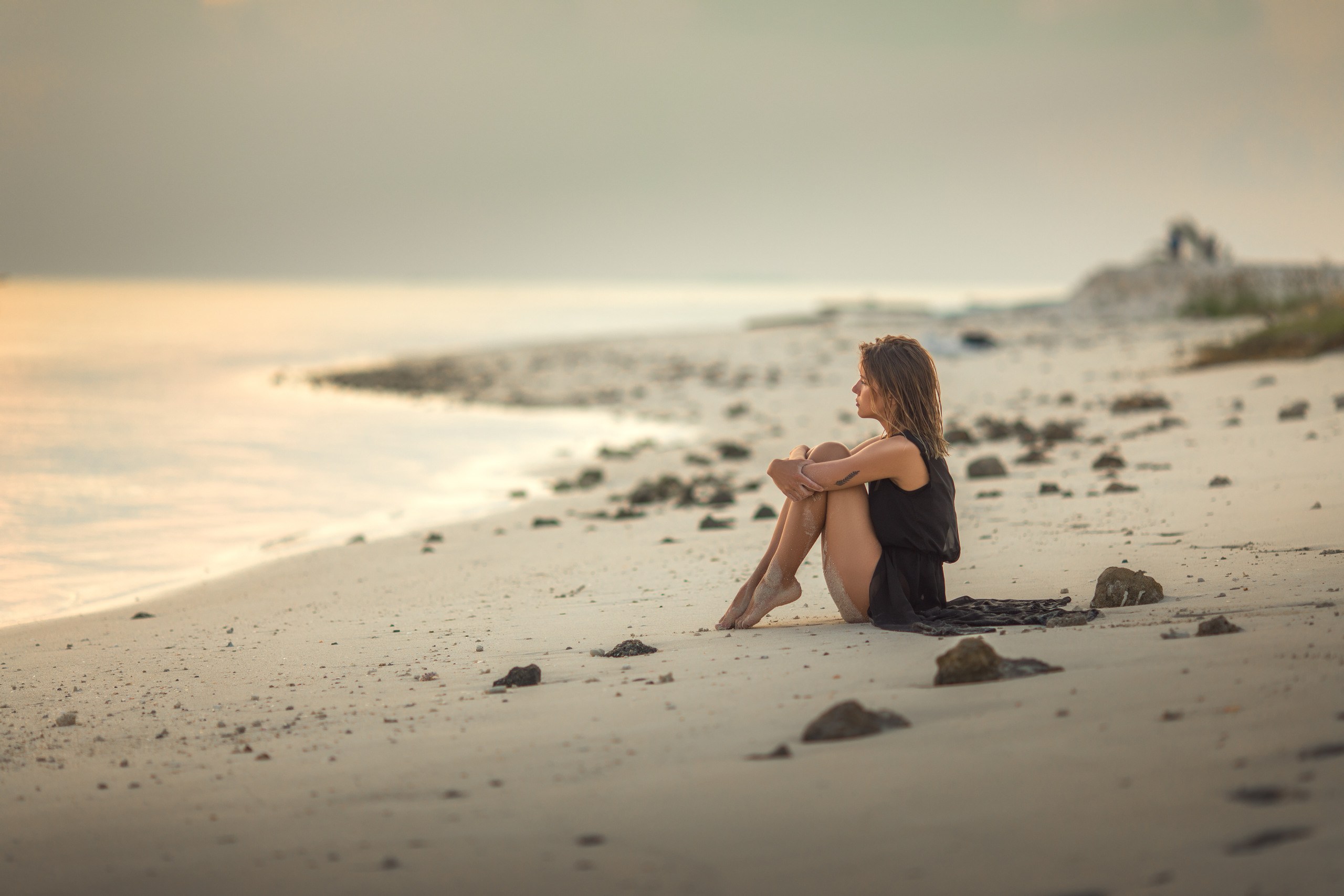 Страстные пляжи. Девушка-море. Девушка на берегу моря. Девушка сидит на берегу. Девочка на море.