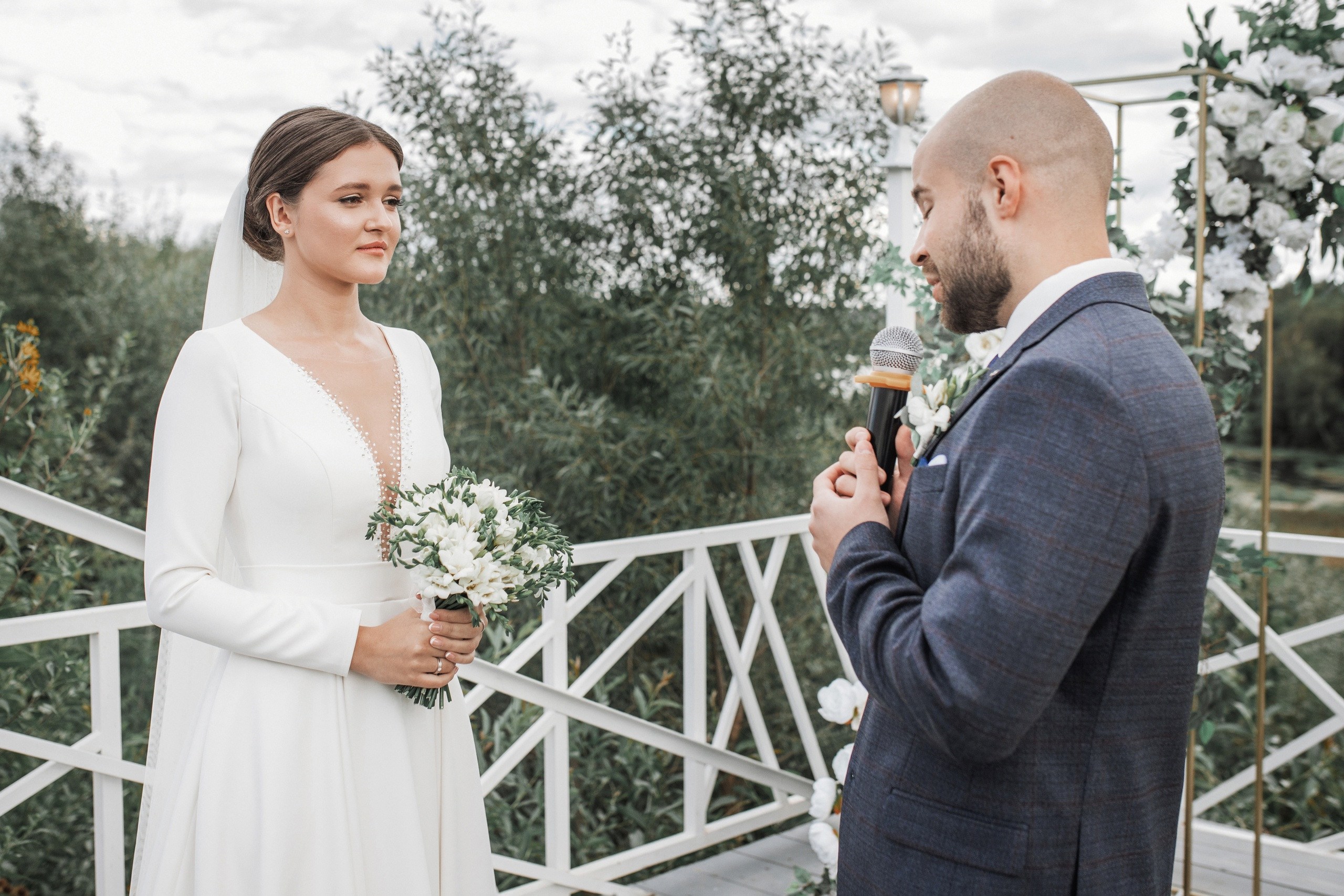 Жених и невеста обмениваются клятвами на свадебном торжестве 