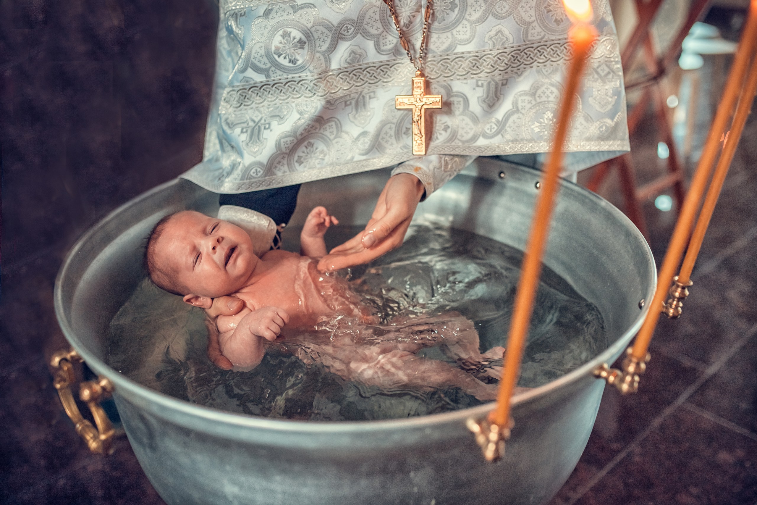 Чан для крещения младенца. Крещение младенец злой. Таинство крещения открытки. Фотограф на крещение Нижний Новгород.