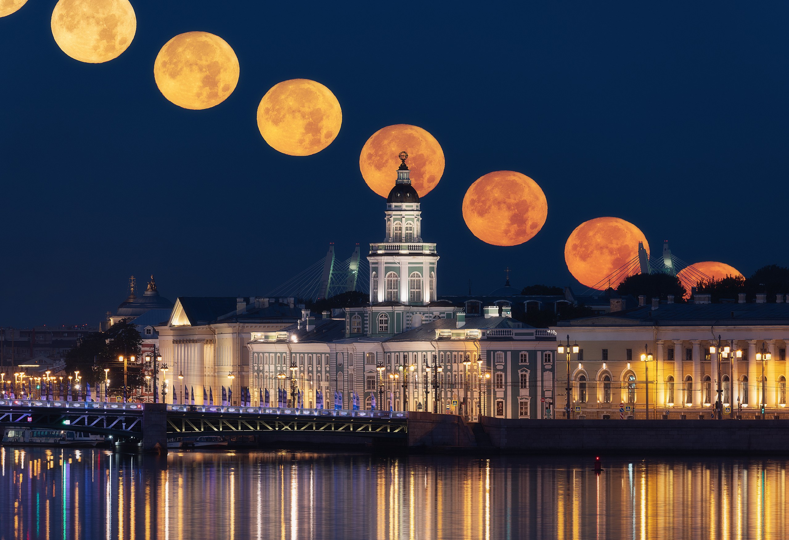 Луна на закате. Луна в Санкт-Петербурге. Луна в СПБ. Цвет Луны Петербург.