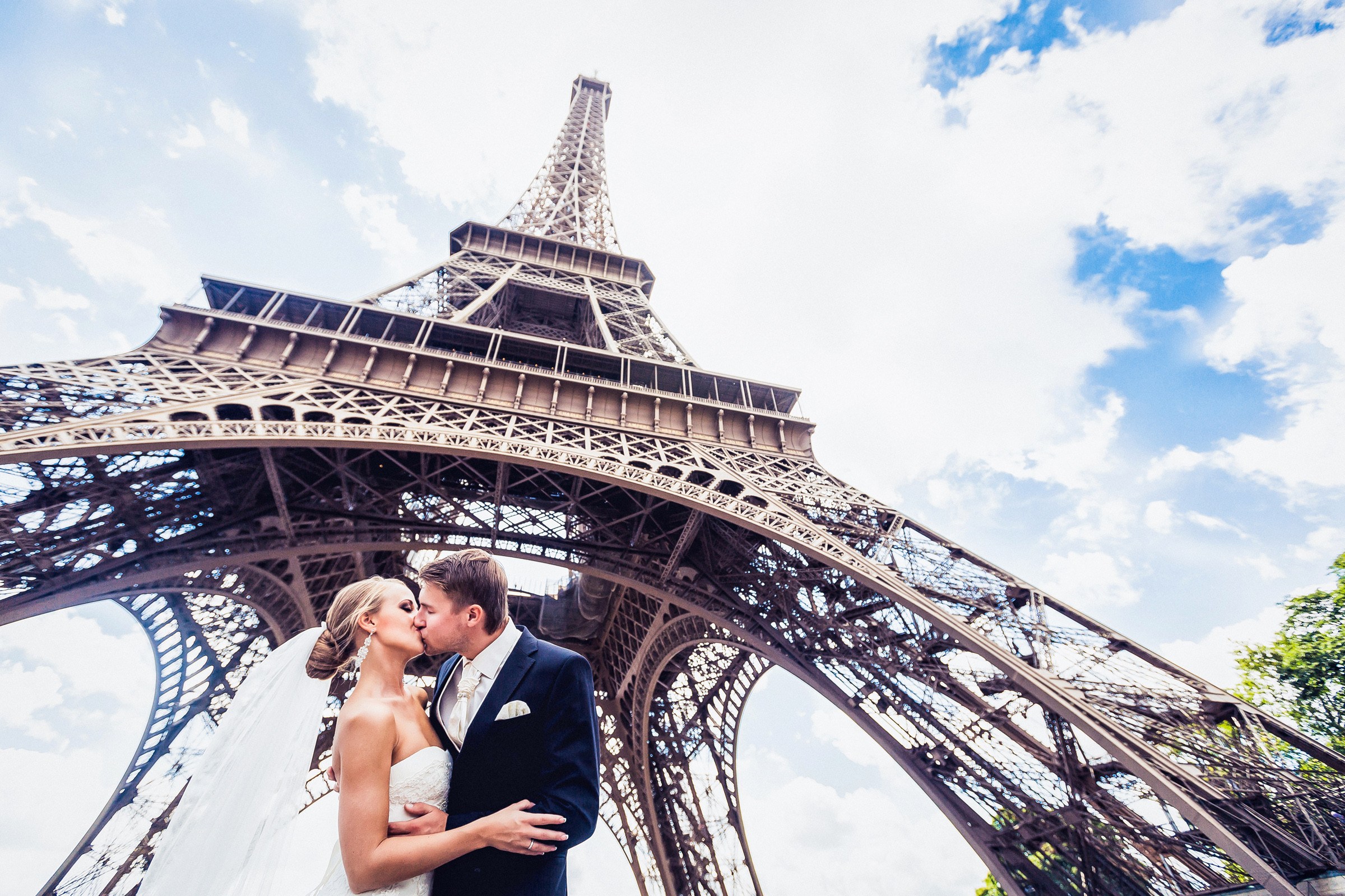 Влюбленные и башня. Свадебная фотосессия. Свадьба в Париже. Эйфелева башня. Места для свадебной фотосессии.