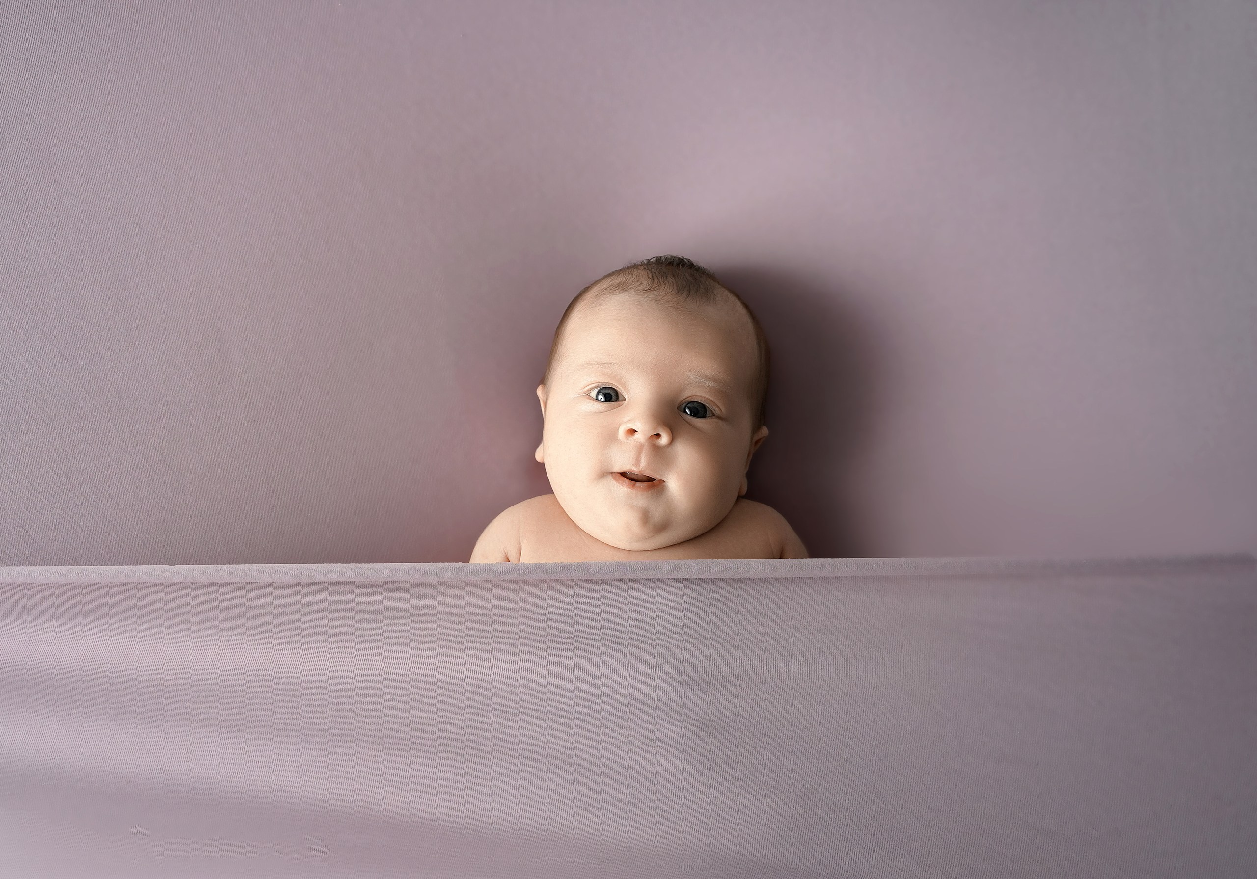 Крошки малыши. Фон для фото младенца. Фото новорожденной девочки голышом.