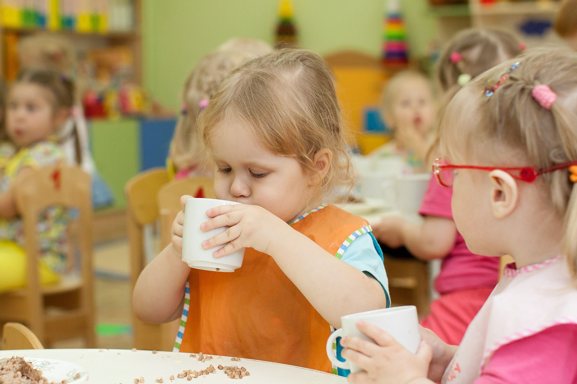 Что едят в садике. Завтрак в детском саду. Дети в детском саду. Детский садик завтрак. Завтрак детей в детском саду.