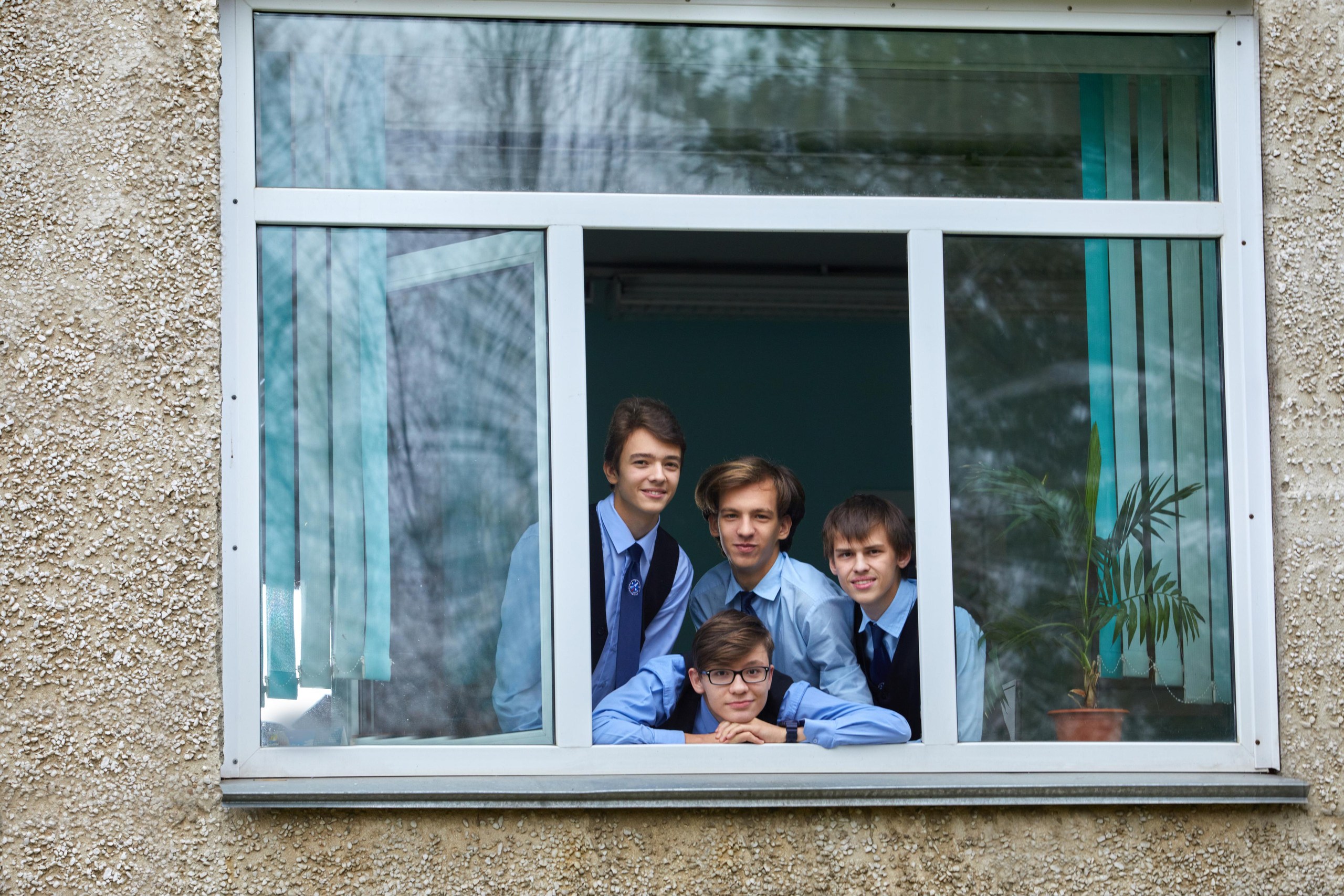 Посмотри в окно найди. Школьное окно. Пластиковые окна в школе. Ребенок у окна. Окно школы снаружи.