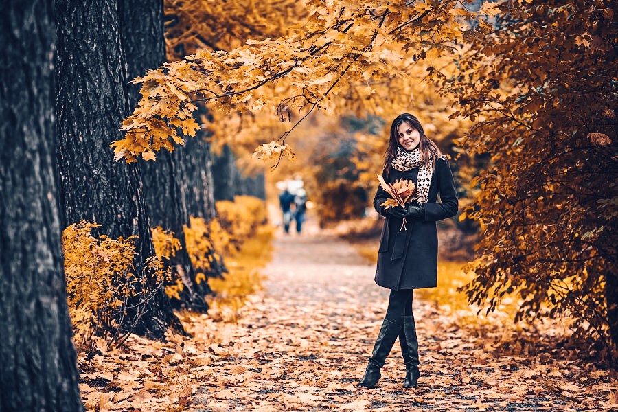 Главная роль осень. Девушка осенью. Осенняя фотосессия. Девушка в парке осенью. Осенние фотосессии на природе.