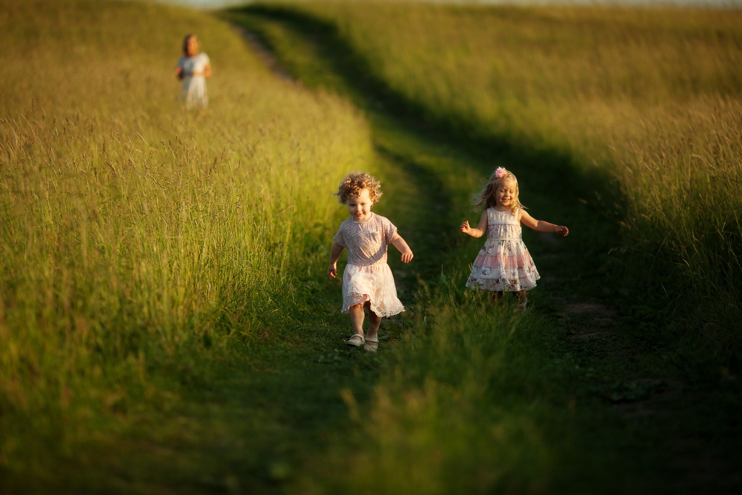 Дети просторов. Дети в поле. Девочка бежит по полю. Дети бегут по полю. Дети бегают в поле.