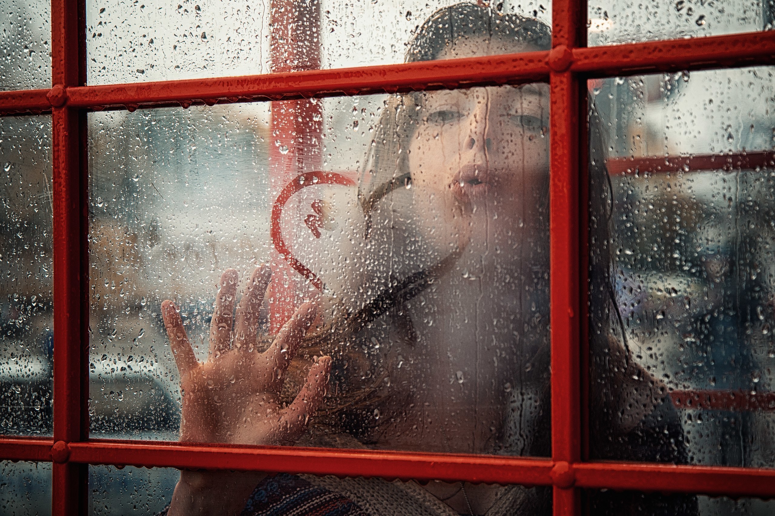 За окном дождь тайпан песня. Дождь за окном. Девушка у окна дождь. Дождь в окне. Фотосессия за стеклом.