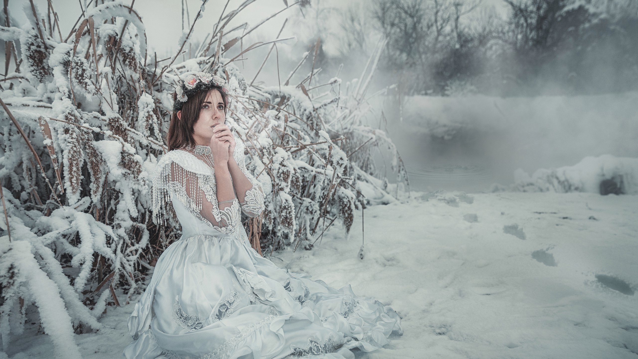 К чему снится снег белый много женщине. Девушка зима. Зимняя фотосессия. Девушка в снегу. Зимняя фотосессия в лесу.