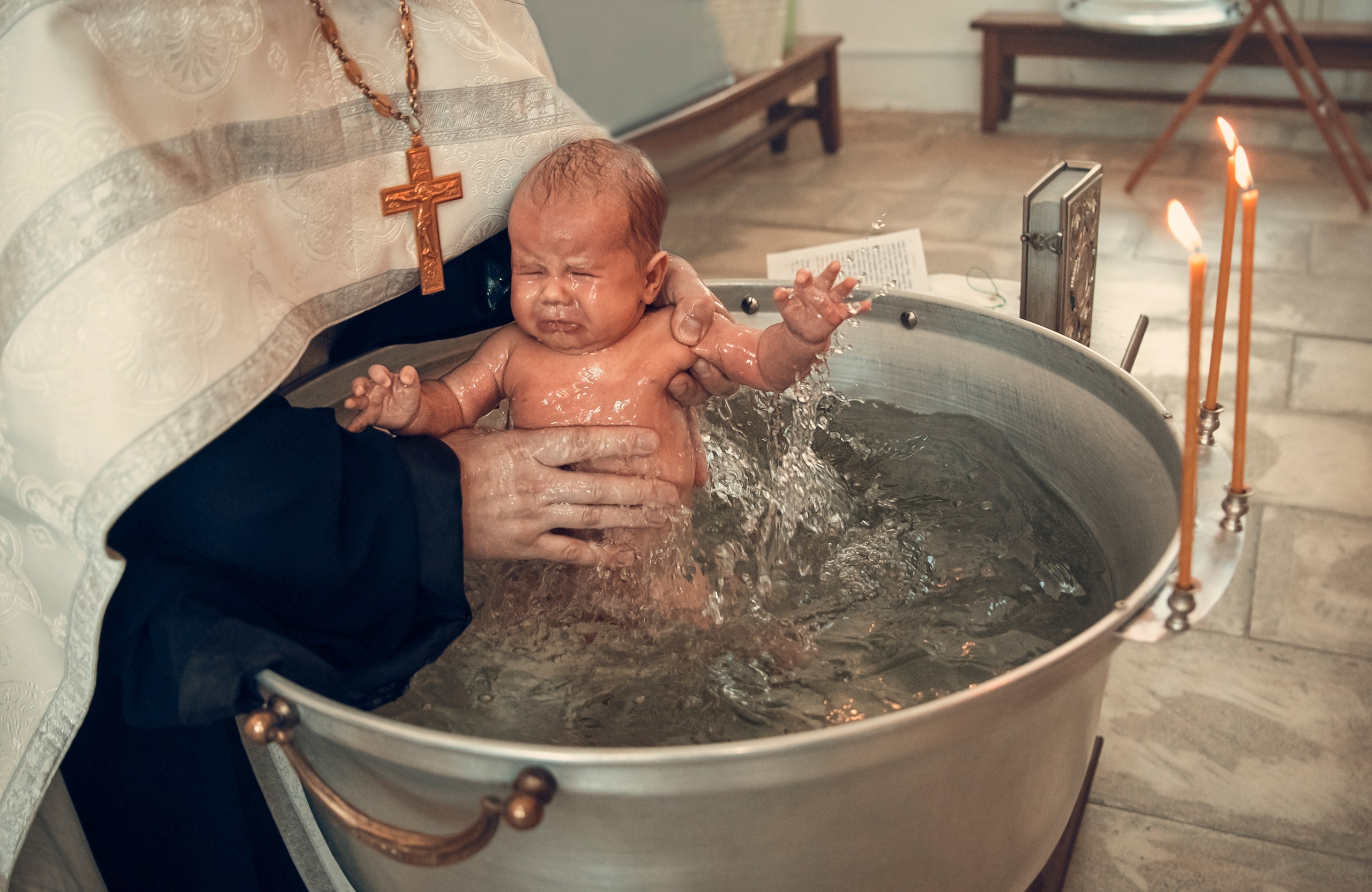 Что нужно в церкви для крещения. Съемка крещения в церкви советы фотографу. Крещение в церкви голышом. Крещение Церковь новый Завет Пермь. Таинство крещения открытки.