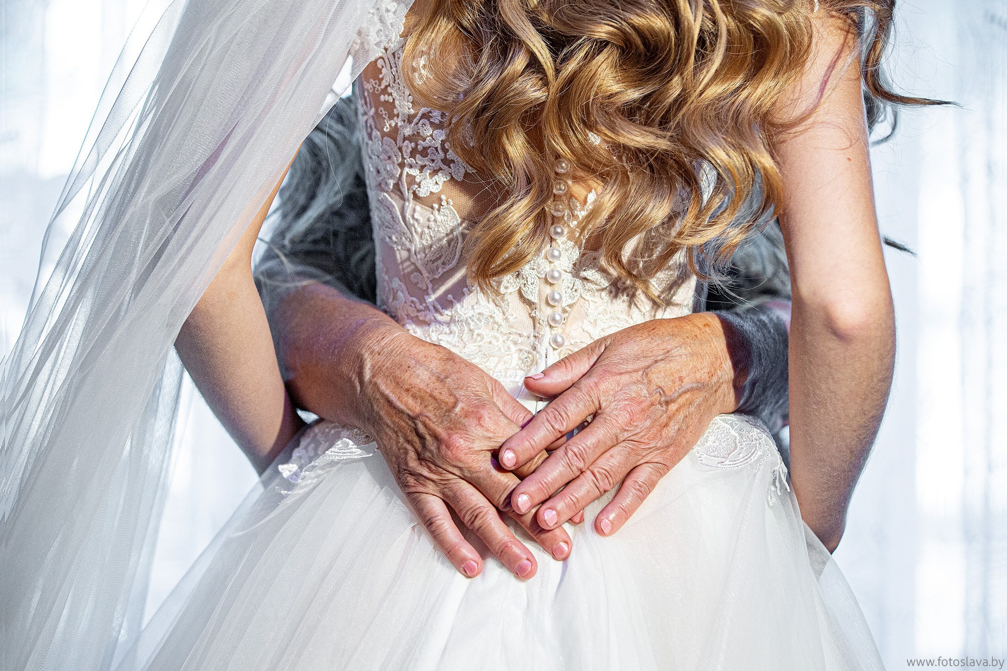 Фотография на тему Вид сзади невесты на белом фоне | PressFoto