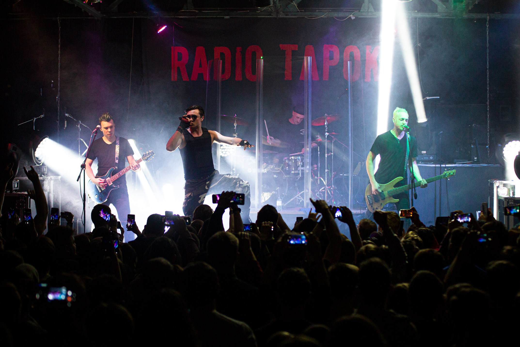Радио тапок миасс. Radio Tapok капитал. Радио тапок фото с концертов. Radio Tapok концерт. Толпа людей вокруг сцены на концерте.