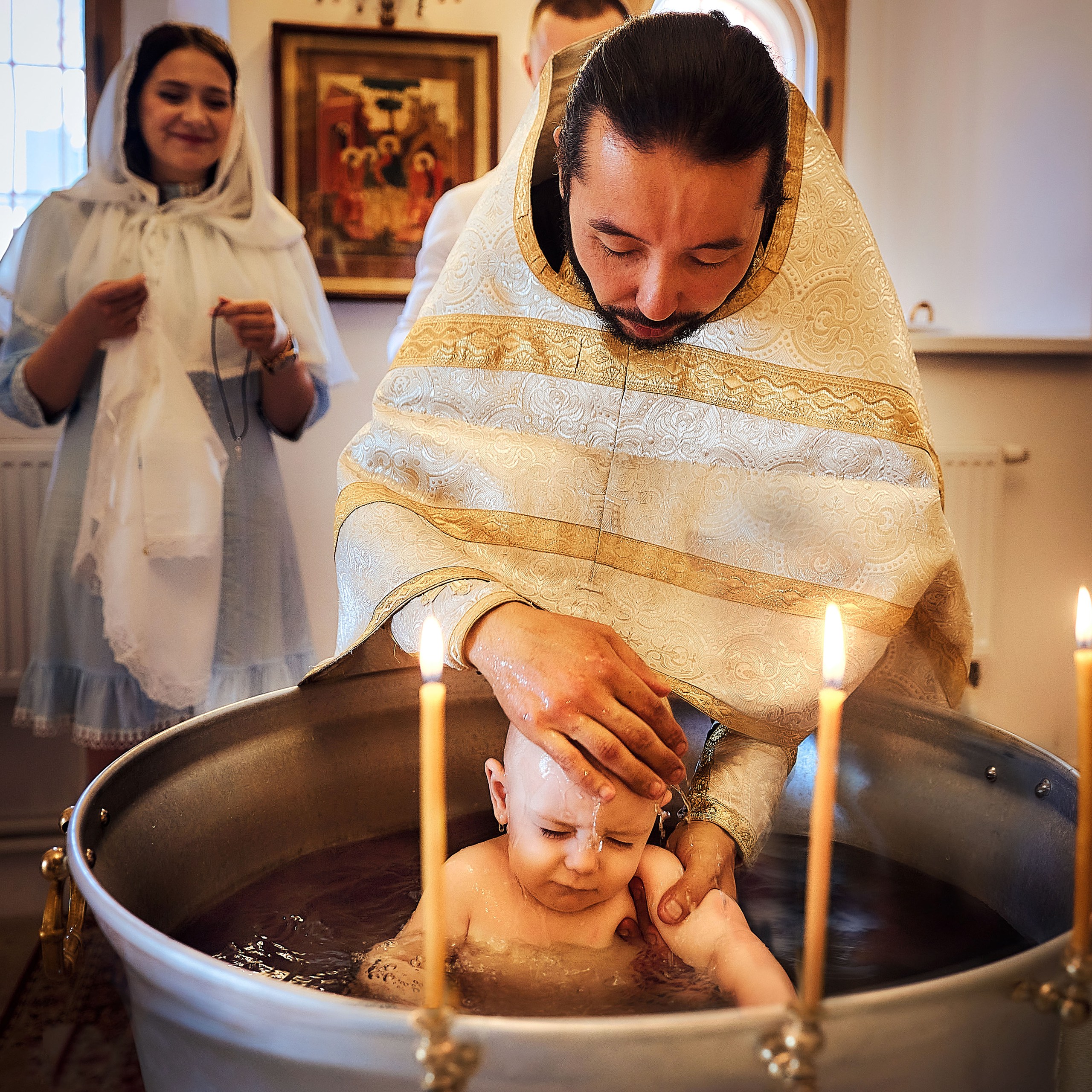 Крестят ли во время поста. Таинство крещения. Фотограф на крещение. Крещение Елизаветы. Таинство крещения картинки.