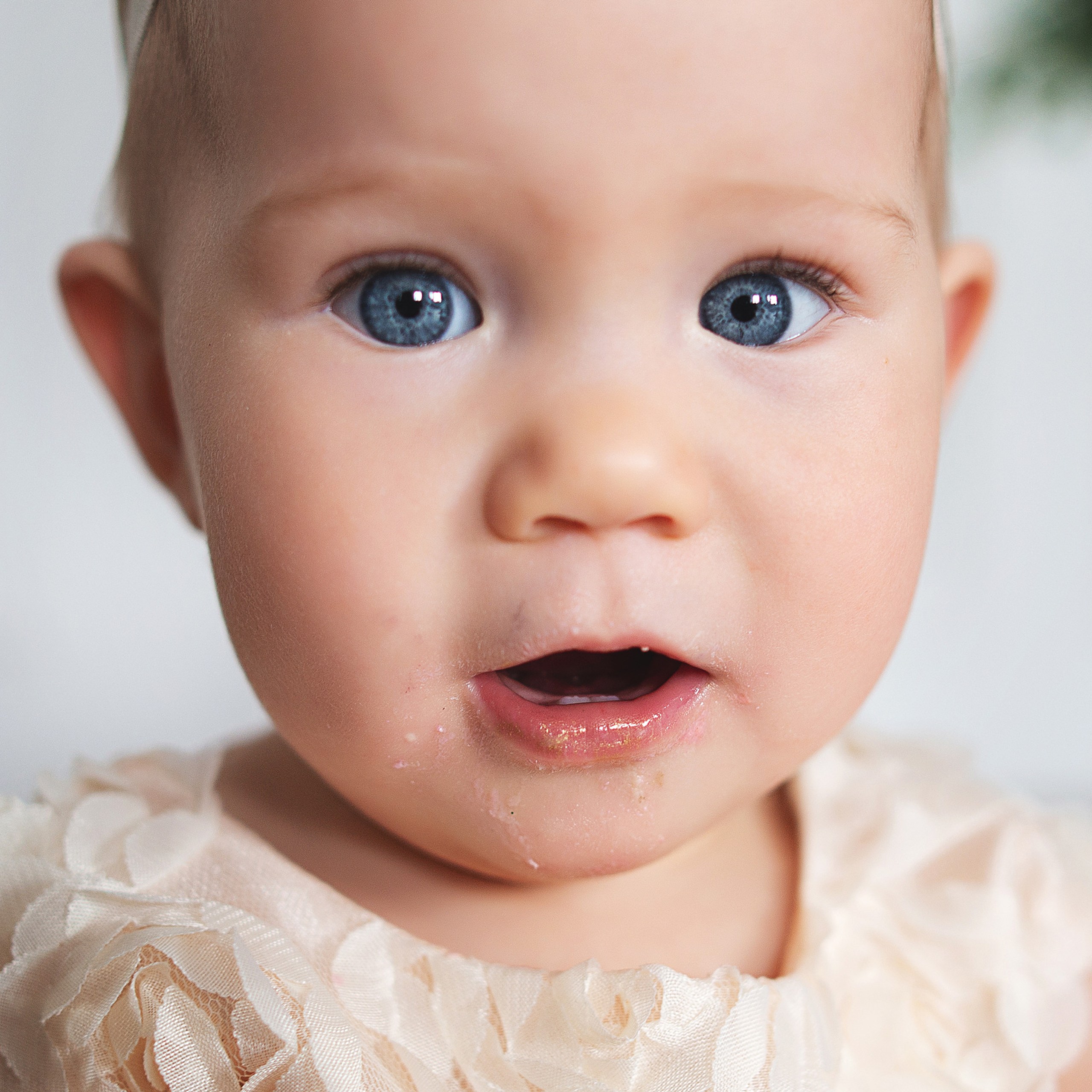 Ребенок с большими серыми глазами 1 годика. Ребенок блондин с голубыми глазами 1 годик. Ребенок 3 года бледный
