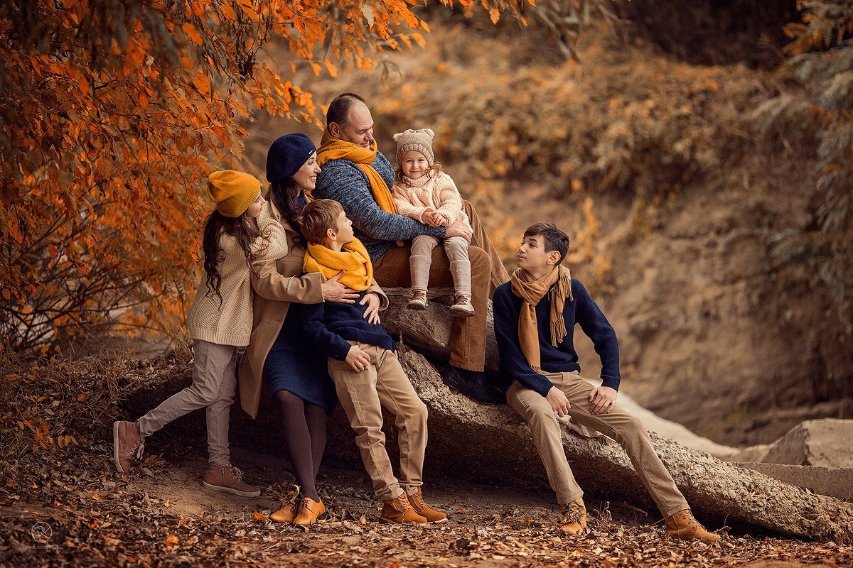 Осень другая семья. Настя Околот фотограф. Настя Околот фотограф семейные фотосессии. Настя Околот семейные портреты. Осенняя фотосессия семейная на природе.