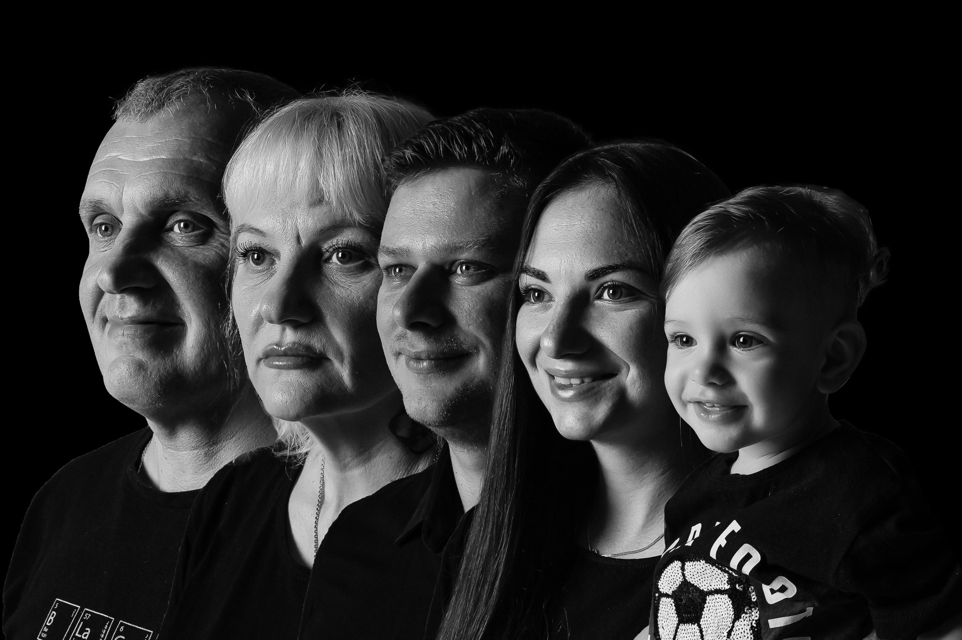 Песня семья 2023. Семейный фотопортрет 90 годов. Accident: a Family portrait.