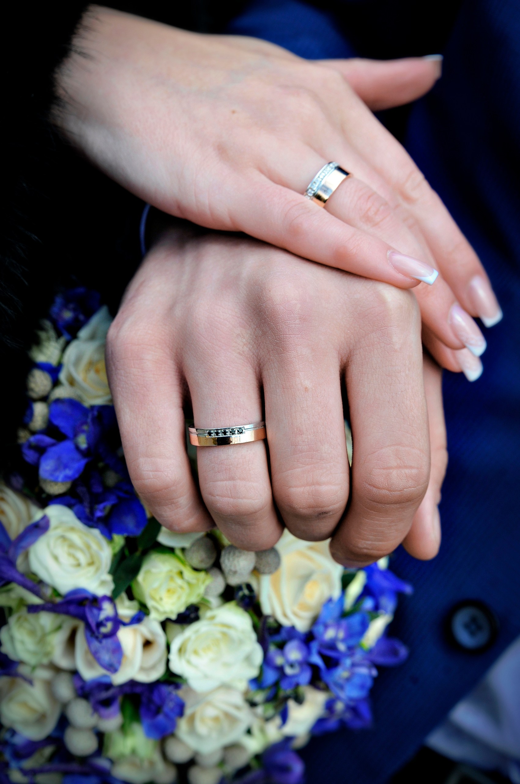На какой руке носить обручальное кольцо вдове. Обручальные кольца на руках. Обручальные Кол ца на руке. Красивые обручальные кольца на руках. Обручальное кольцо на пальце.