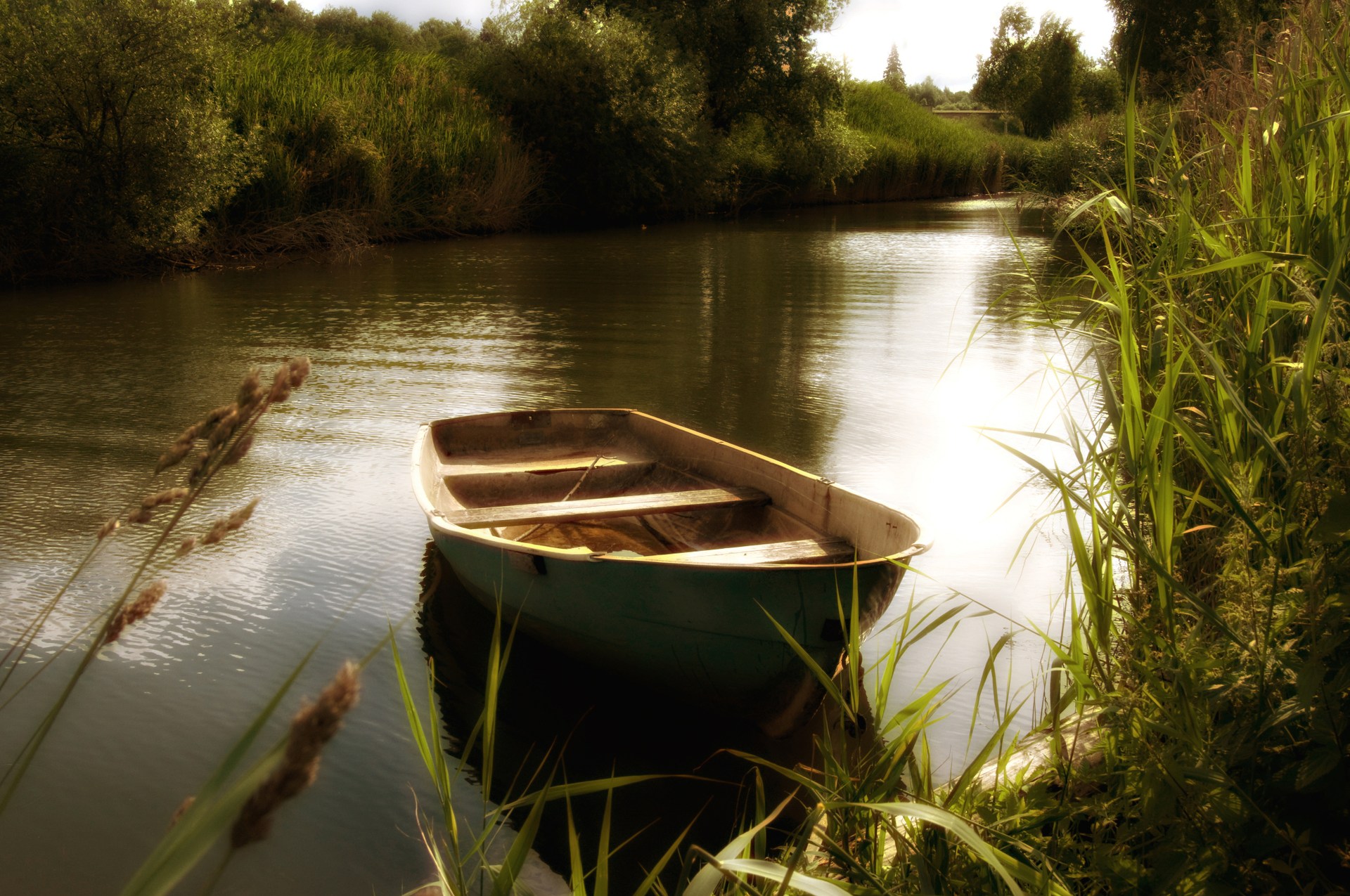 На реке на озере работал. Лодка на реке. Лодка на пруду. Лодочка на реке. Лодка на озере.