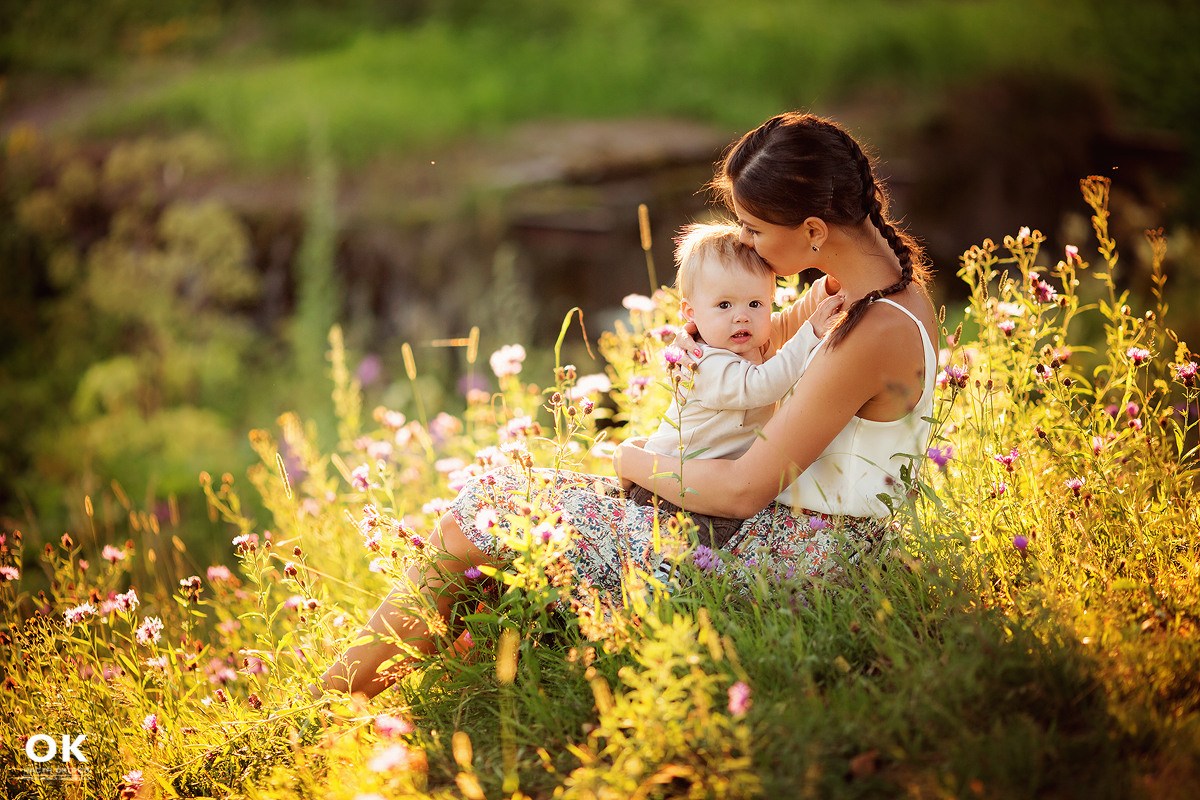 Природа мама и ребенок. Мама и малыш на природе. Мать и ребенок на природе. Фотосессия с грудничком на природе. Летняя фотосессия с малышом.