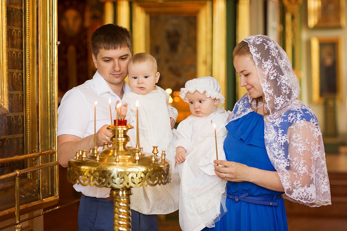 Что должна покупать крестная. Православная семья. Дети с родителями в храме. Крещение девочки в церкви. Православная семья в храме.