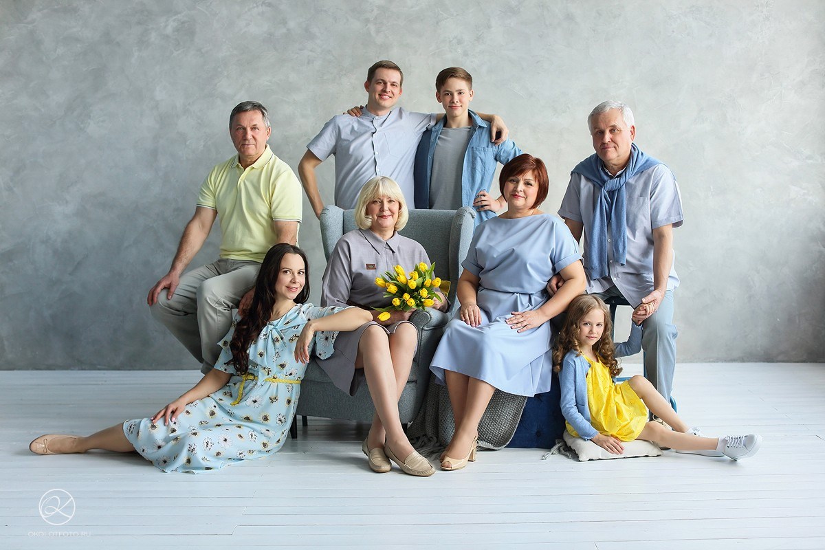 Четыре московских семьи. Настя Околот семейные портреты. Семейная фотосессия. Фотосессия большой семьи. Фотосессия большой семьи в студии.