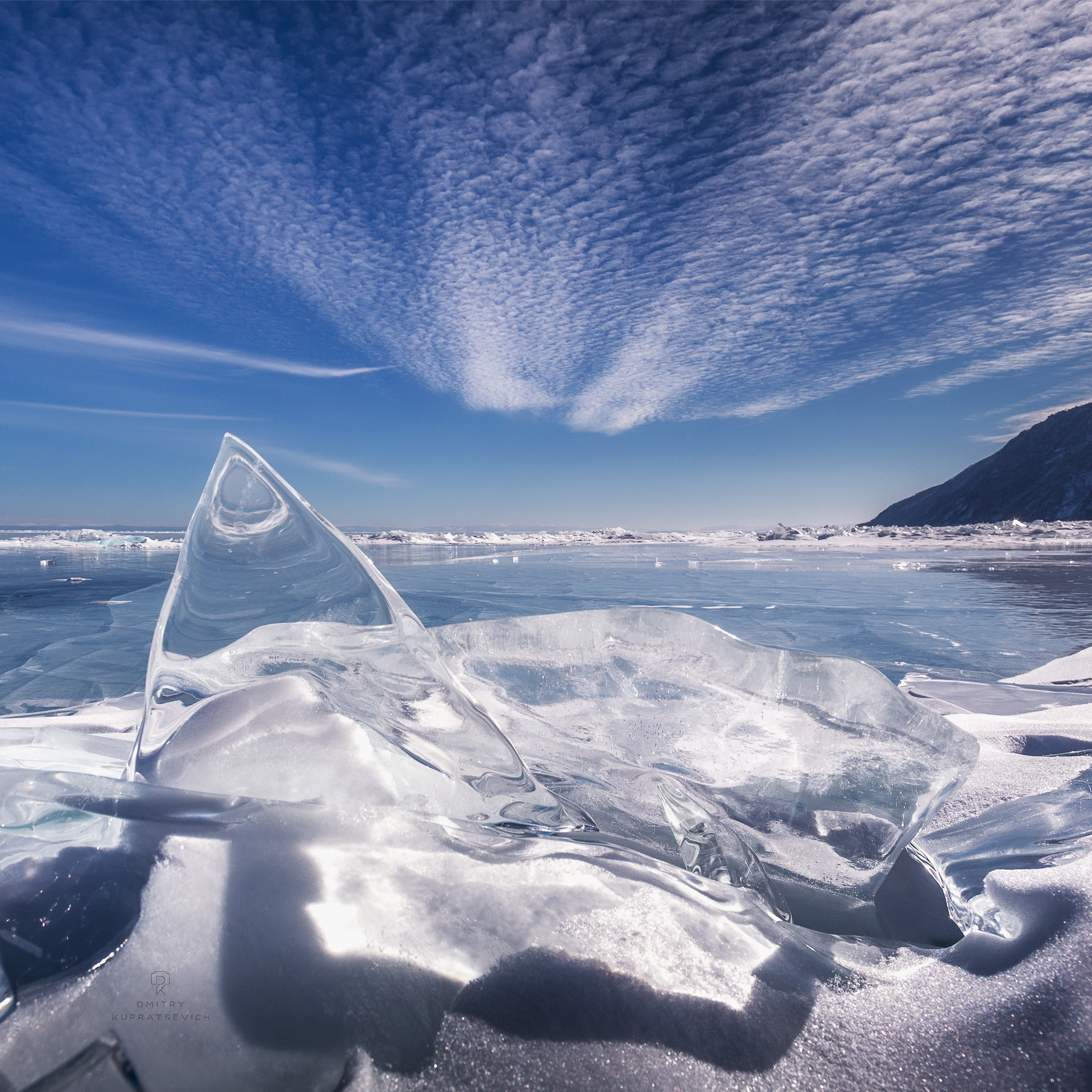 Прозрачный лед озера. Лед Байкала. Лед Байкала Торосы. Листвянка Байкал лед. Замерзшее озеро Байкал.