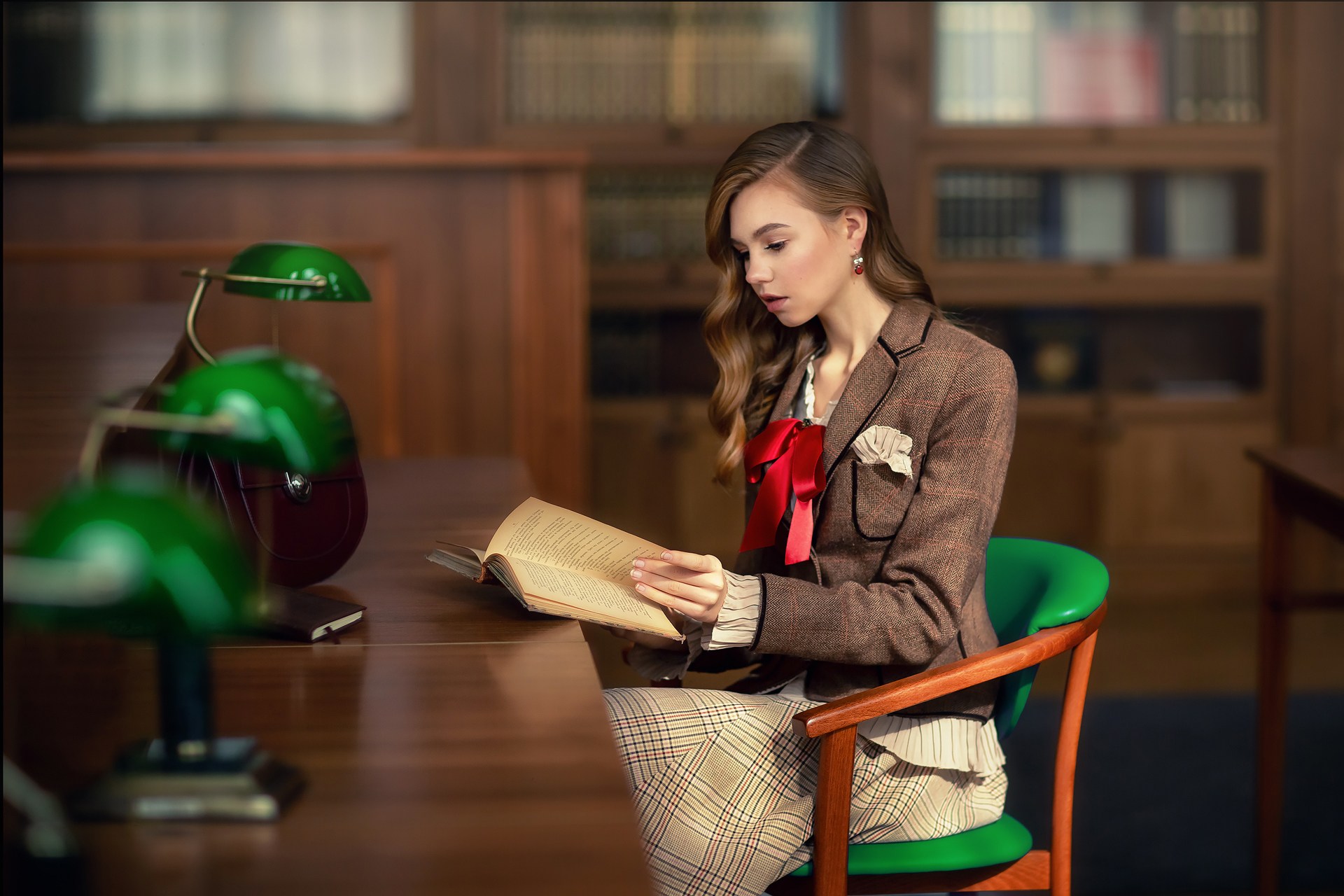 Сидящая женщина с книгой. Девушка с книгой.