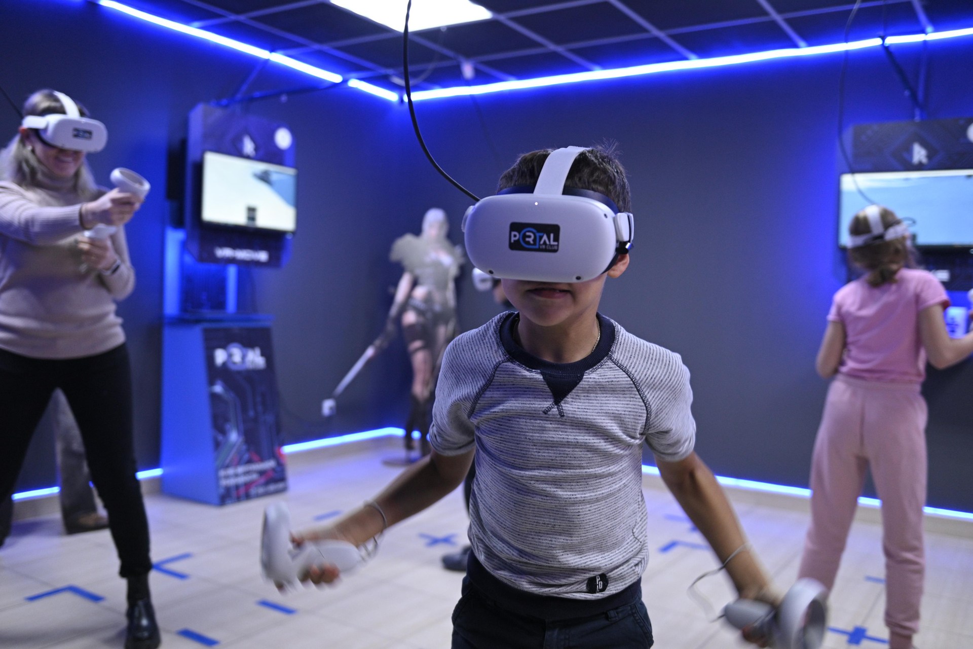 Vr москва играть. Клуб виртуальной реальности Абакан. Портал VR. Клуб виртуальной реальности Portal VR. VR клуб Абакан.