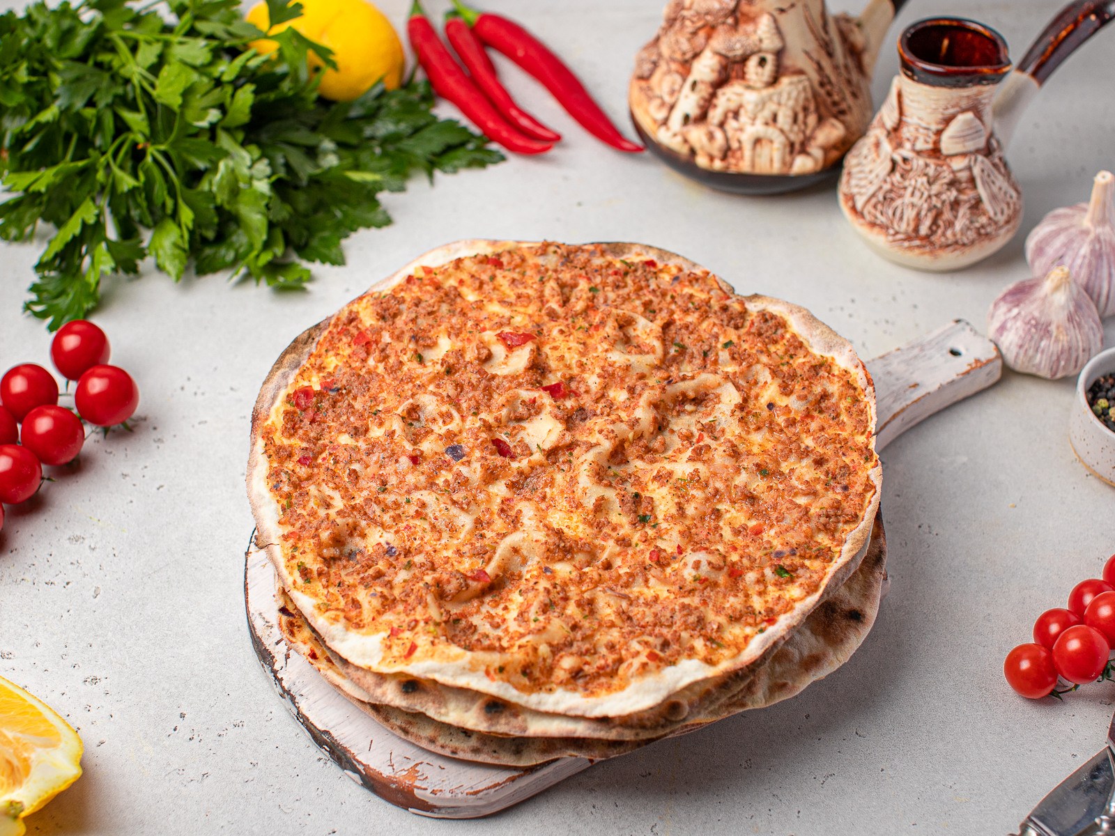 Ламаджо что это за блюдо. Ламаджо. Армянская пицца ламаджо. Ламаджо грузинский. Армянское блюдо ламаджо.