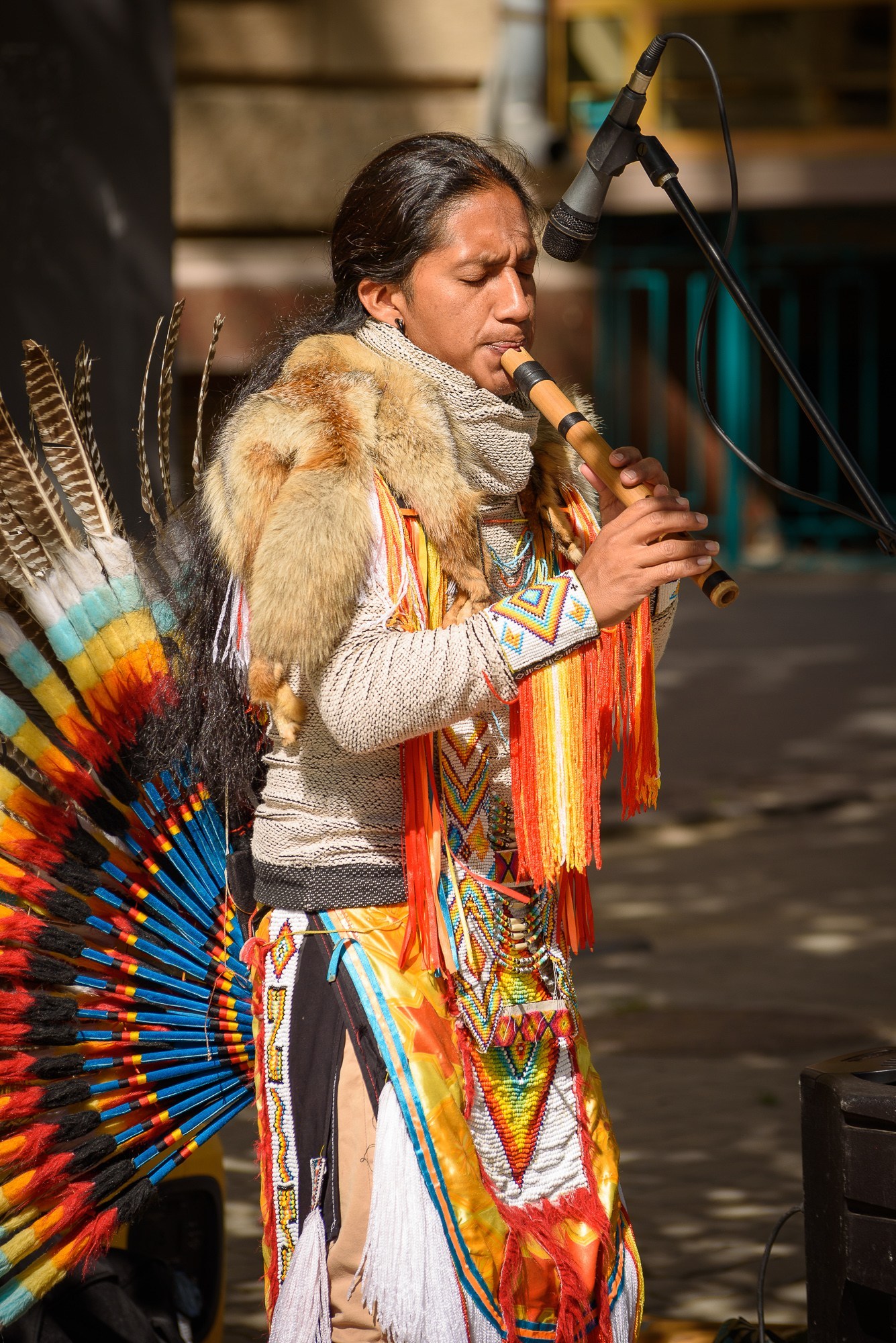 Индеец музыкант. Индеец играющий на маракасах. Индейцы играют на барабанах. Музыкант индеец на Арбате. Свадьба индейцев Волгоград.