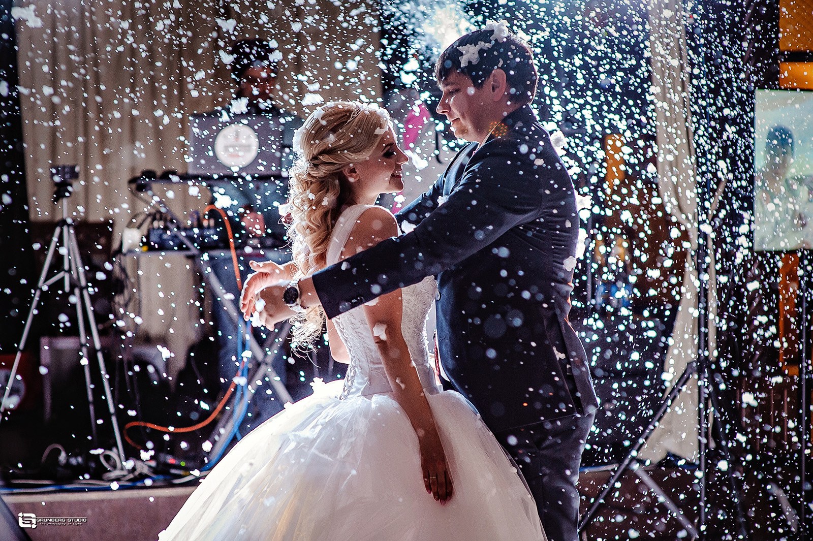 Танец снежки. Искусственный снег на свадьбу. Генератор снега на свадьбу. Искусственный снег для свадебного танца. Первый танец.