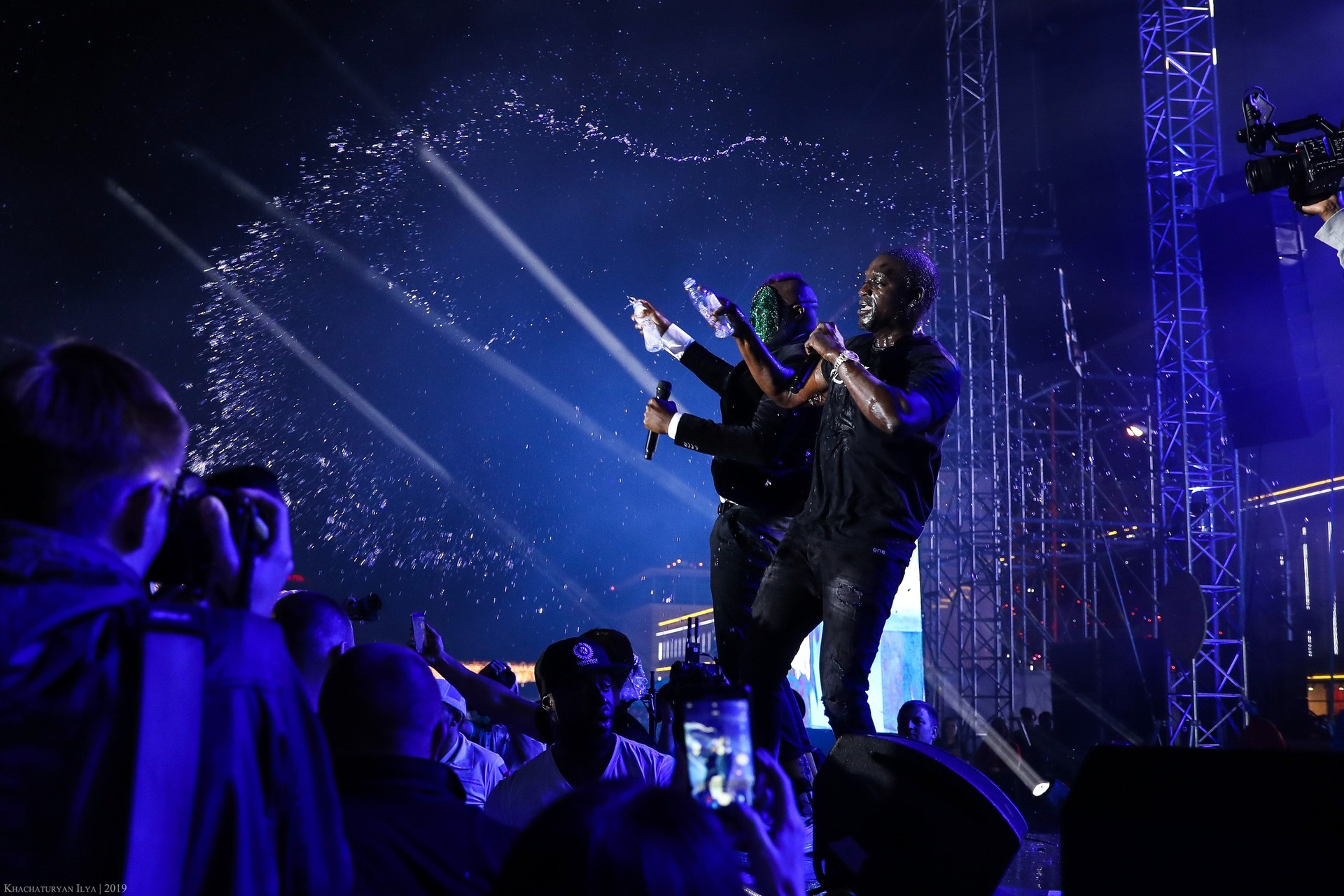 Вечер включай песню. Akon концерт. Эйкон концерт в России. Эйкон концерт в Санкт. Концерт Akon 2000 фото.