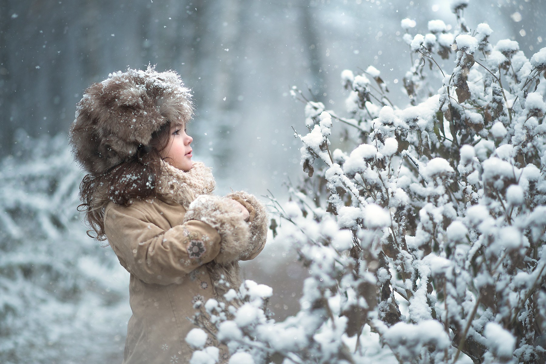 Можно снежок ребенка. Зима для детей. Дети зимой. Радость зимой. Девочка зима.