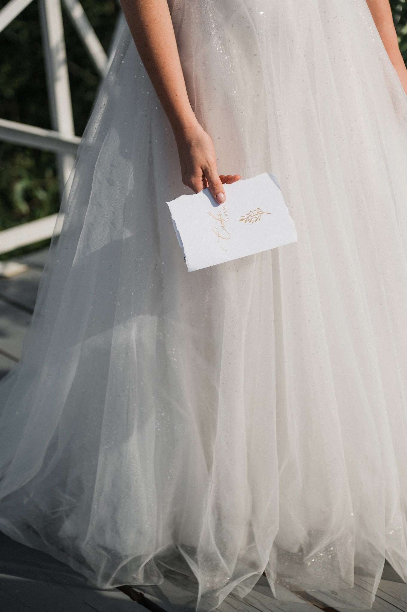 Невеста держит лист с текстом свадебной клятвы 
