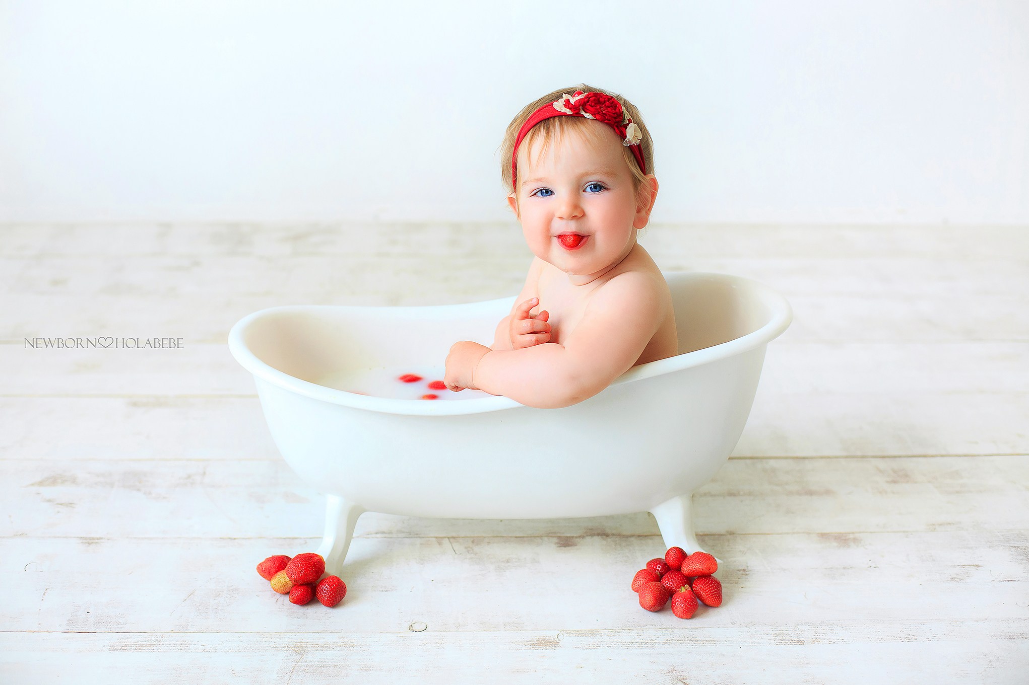 Ванной forum. Малыш в ванной с клубникой. Фотосессия в ванной с клубникой маленьких. Семья в ванне из клубники. Форум про ванны.