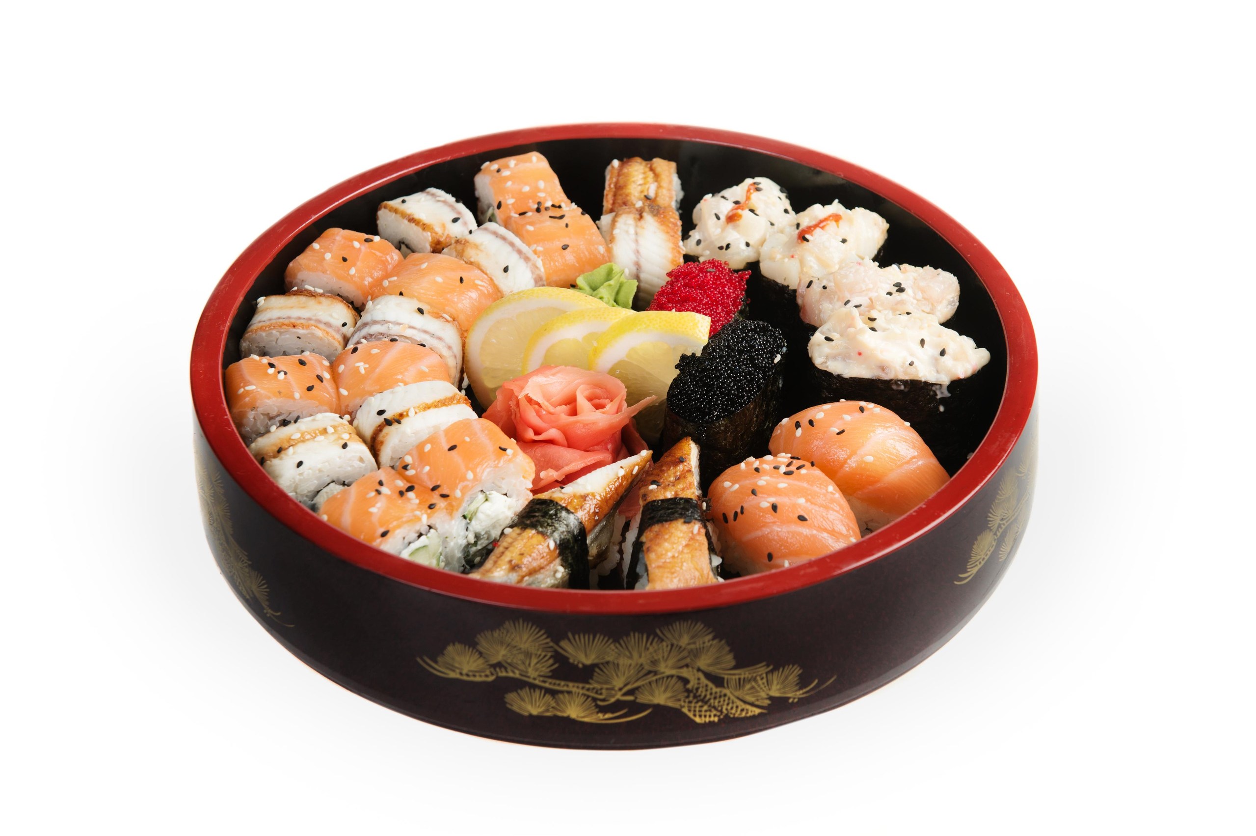 Суши заказать с доставкой на дом спб. Острые суши на тарелке. Суши на белом фоне. Роллы на круглой тарелке на белом фоне.