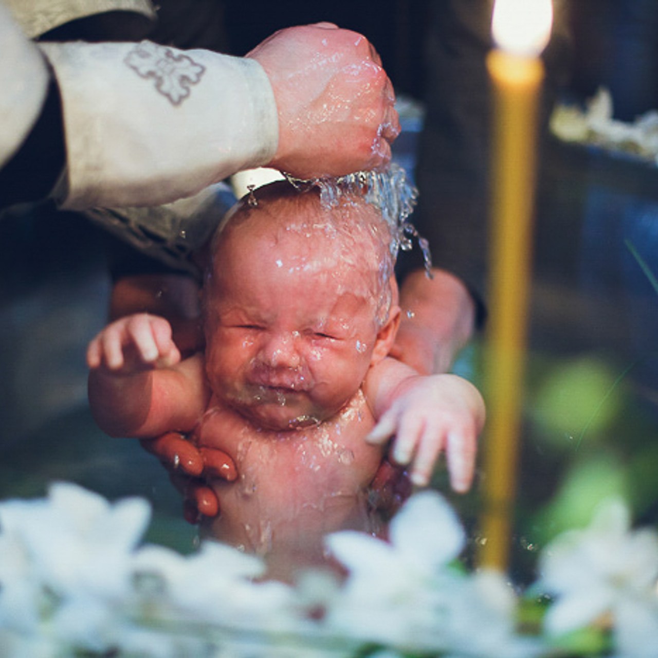 После крещения младенца. Крестить ребенка. Таинство крещения ребенка. Крещение малыша. Фотосессия крещения малыша.