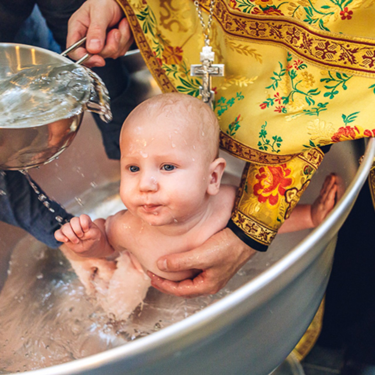 Можно ли крестить ребенка в мае. Крестить ребенка. Крещение маленьких детей. Крещение двухлетнего ребенка. Крестят новорожденного ребенка.